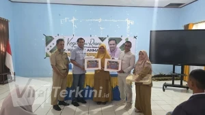 Sekretaris Komisi IV DPRD Maluku Utara dr. Haryadi Ahmad (kedua kiri) menyerahkan bantuan apresiasi secara simbolis kepada perwakilan SMAN 2 Halmahera Timur atas prestasi internasional di ajang TISF 2026 Malaysia, Senin (18/5/2026). Foto: ist