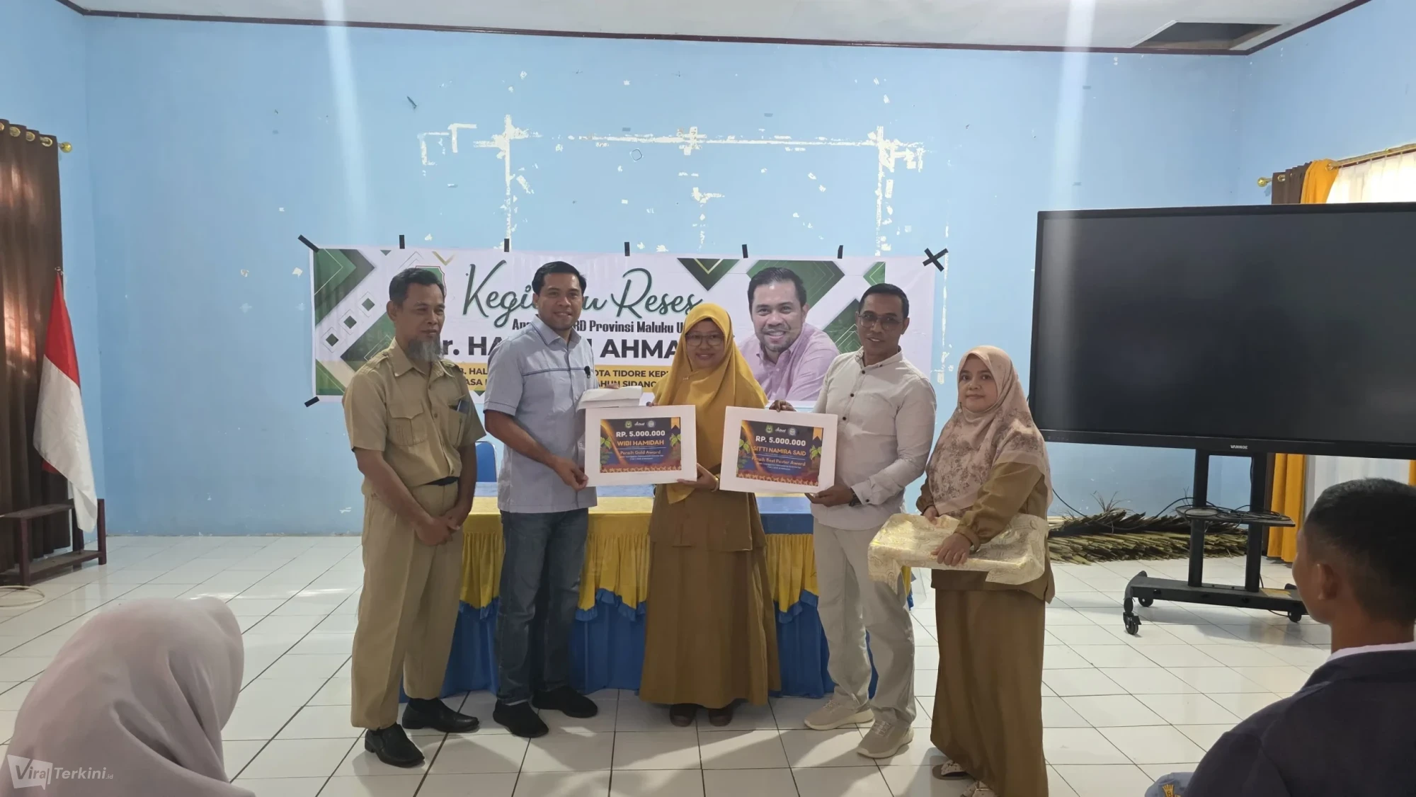 Sekretaris Komisi IV DPRD Maluku Utara dr. Haryadi Ahmad (kedua kiri) menyerahkan bantuan apresiasi secara simbolis kepada perwakilan SMAN 2 Halmahera Timur atas prestasi internasional di ajang TISF 2026 Malaysia, Senin (18/5/2026). Foto: ist