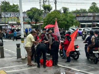 Aksi Simpatik Polisi di Tugu Proklamasi: Dekati Massa Unjuk Rasa Lewat Berbagi Makanan dan Senyuman