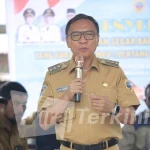 Bupati Halmahera Tengah memberikan sambutan dan arahan tegas dalam agenda penyerahan bantuan ikan segar di Taman Kota Weda, Halmahera Tengah, Maluku Utara, Selasa (26/5/2026). Foto: Supriansah Nurdin