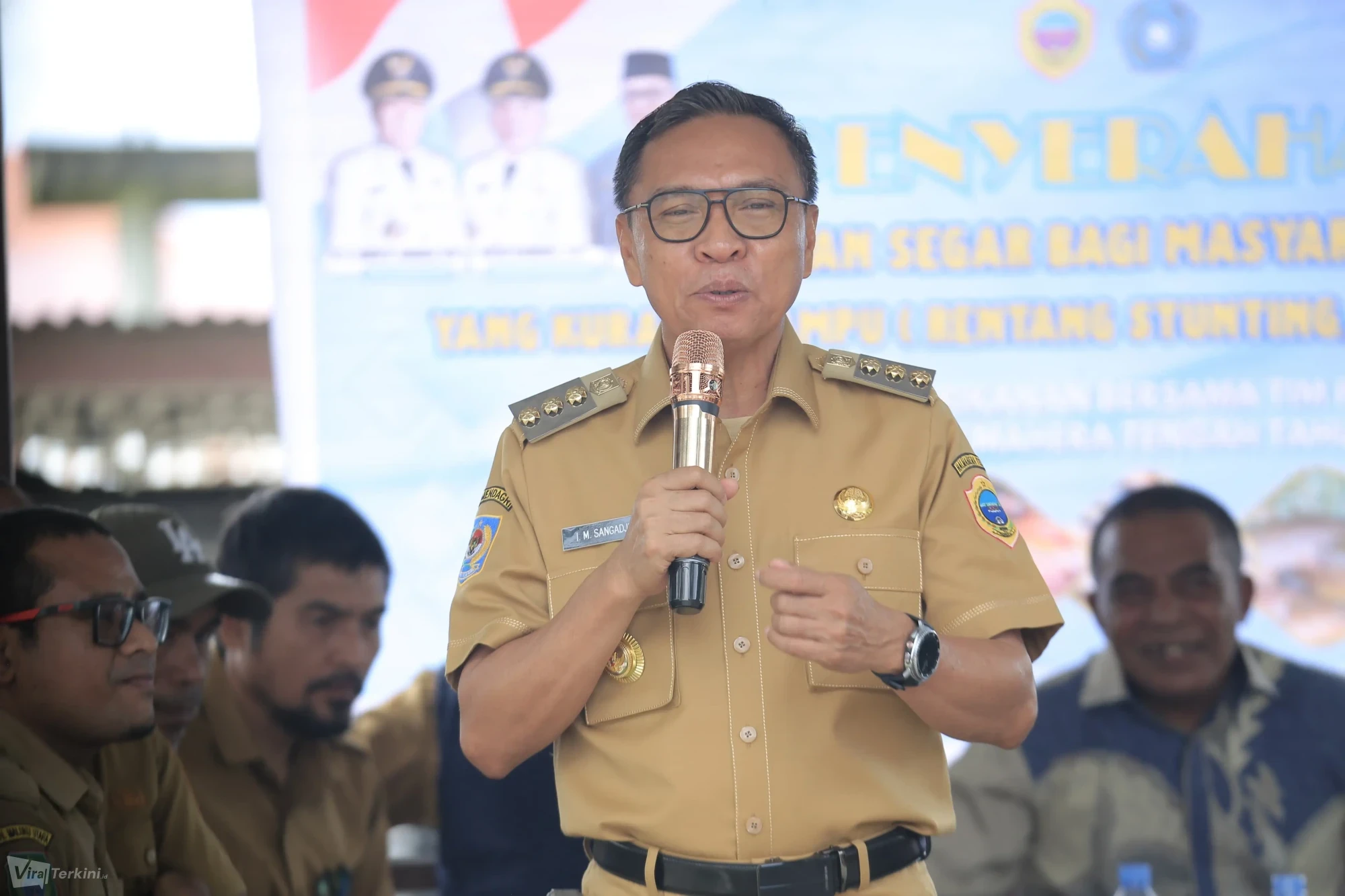 Bupati Halmahera Tengah memberikan sambutan dan arahan tegas dalam agenda penyerahan bantuan ikan segar di Taman Kota Weda, Halmahera Tengah, Maluku Utara, Selasa (26/5/2026). Foto: Supriansah Nurdin