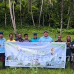 Manajemen PT Anugrah Sukses Mining (ASM), dipimpin oleh KTT Carles Anderson Manurung dan Perwakilan Eksternal Munandar Zakaria, berfoto bersama aparatur serta tokoh masyarakat saat penyerahan simbolis sapi qurban untuk Desa Sanaf Kacepo di Kecamatan Pulau Gebe, Kabupaten Halmahera Tengah, menjelang Idul Adha 1447 H. (dok. PT ASM)