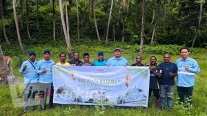 Manajemen PT Anugrah Sukses Mining (ASM), dipimpin oleh KTT Carles Anderson Manurung dan Perwakilan Eksternal Munandar Zakaria, berfoto bersama aparatur serta tokoh masyarakat saat penyerahan simbolis sapi qurban untuk Desa Sanaf Kacepo di Kecamatan Pulau Gebe, Kabupaten Halmahera Tengah, menjelang Idul Adha 1447 H. (dok. PT ASM)