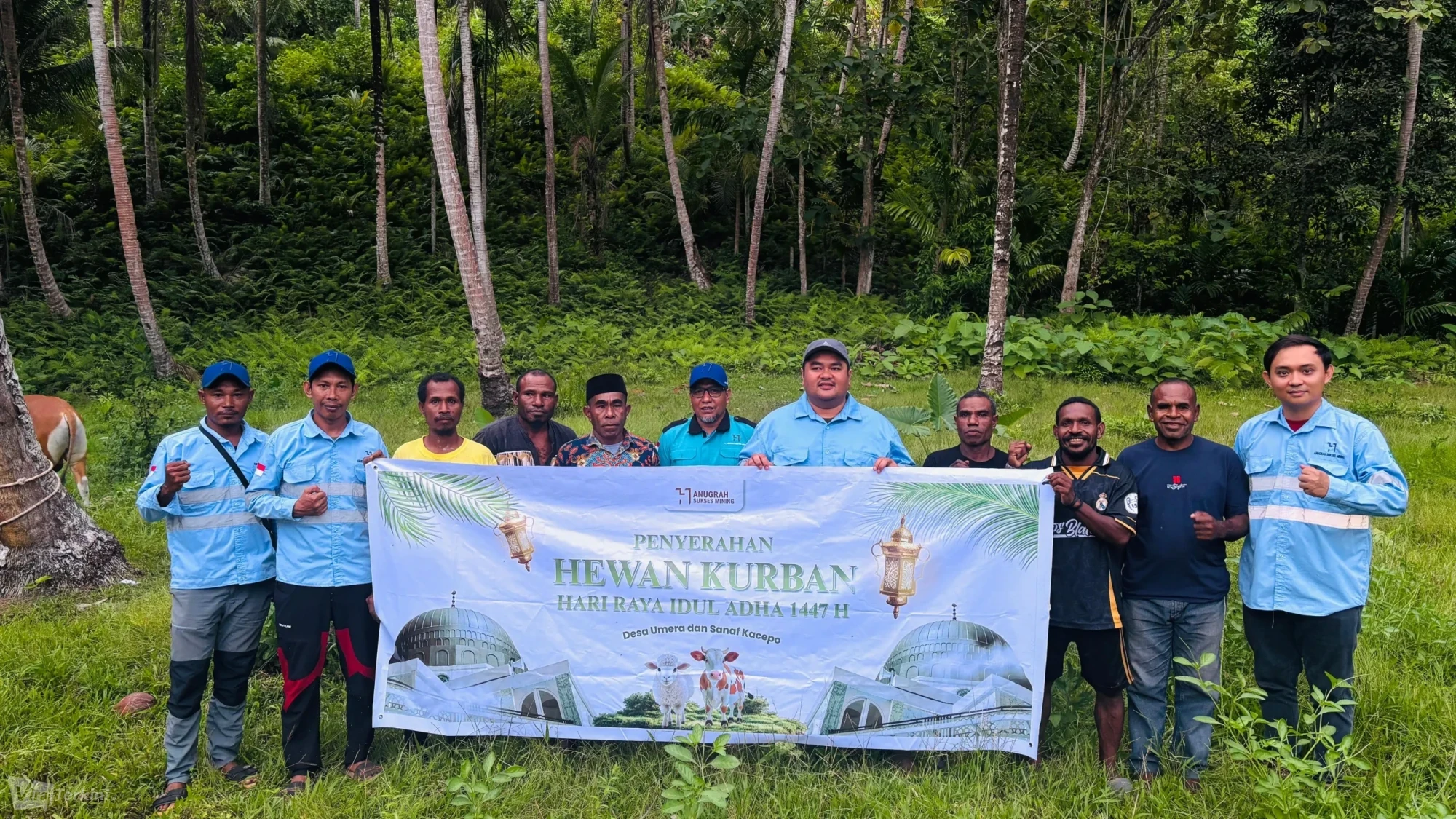Manajemen PT Anugrah Sukses Mining (ASM), dipimpin oleh KTT Carles Anderson Manurung dan Perwakilan Eksternal Munandar Zakaria, berfoto bersama aparatur serta tokoh masyarakat saat penyerahan simbolis sapi qurban untuk Desa Sanaf Kacepo di Kecamatan Pulau Gebe, Kabupaten Halmahera Tengah, menjelang Idul Adha 1447 H. (dok. PT ASM)