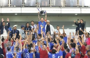 Kapten Persib Bandung Marc Klok mengangkat Trophy BRI Super League 2025-2025 (Foto Ady Sesotya)