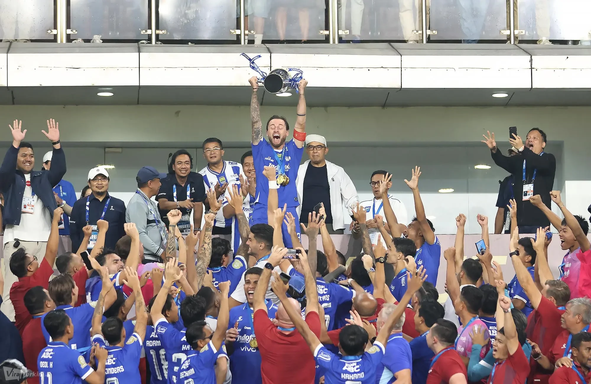 Kapten Persib Bandung Marc Klok mengangkat Trophy BRI Super League 2025-2025 (Foto Ady Sesotya)