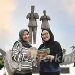 Dua mahasiswi penerima Beasiswa Weda Bay 2026 tampak antusias mempelajari materi perkuliahan. Program beasiswa ini menjadi wujud nyata komitmen PT Indonesia Weda Bay Industrial Park dan Weda Bay Nickel dalam mencetak sumber daya manusia lokal Halmahera yang unggul dan berdaya saing. Foto: Dok. IWIP