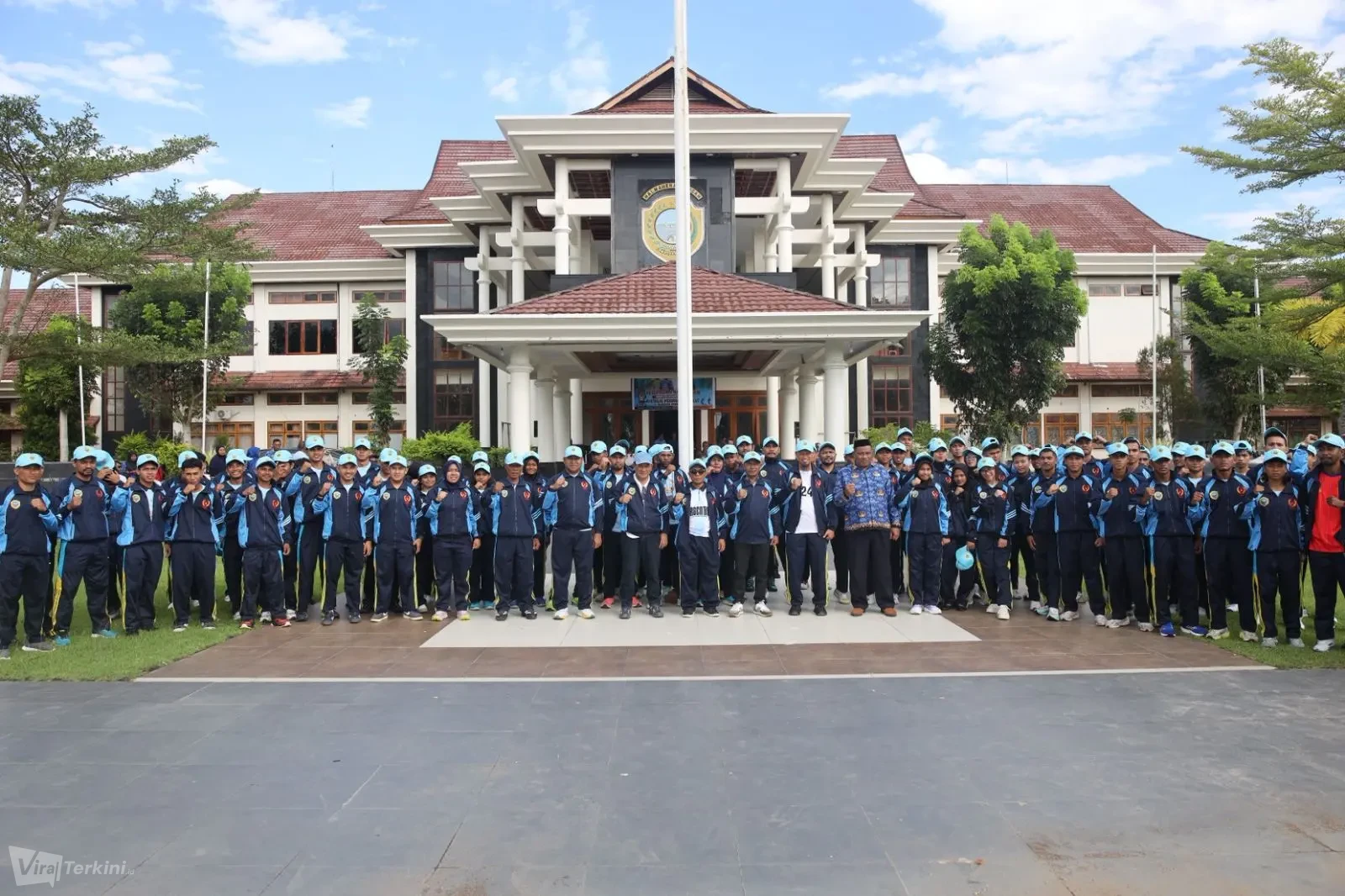 Kontingen Halmahera Tengah berfoto bersama usai dilepas secara resmi untuk mengikuti Pekan Olahraga Provinsi (Porprov) V Maluku Utara yang berlangsung 8–14 Juni 2026. Di bawah semangat budaya Fagogoru, 143 orang atlet dan pendamping ini siap menorehkan prestasi sekaligus menjunjung tinggi sportivitas dan kehormatan daerah. Foto: Dok. Pemda
