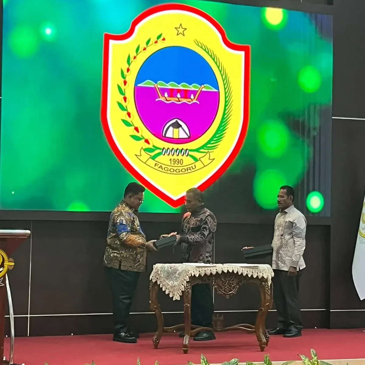 Wakil Bupati Halteng Ahlan Djumadil (kiri) secara simbolis menerima Laporan Hasil Pemeriksaan (LHP) dengan predikat WTP dari Kepala BPK RI Perwakilan Maluku Utara di Kantor BPK Perwakilan Maluku Utara, Ternate, Kamis (4/6/2026). Foto: dok. Pemda Halteng
