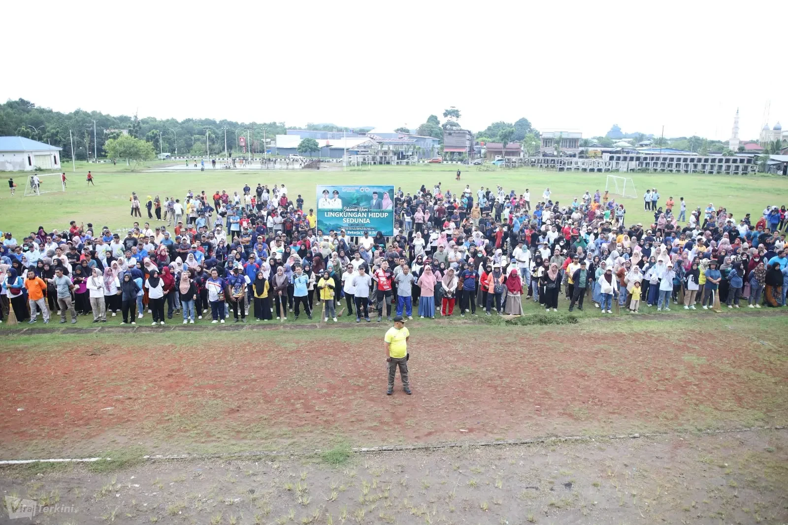Suasana apel peringatan Hari Lingkungan Hidup Sedunia 2026 dengan tema "Saatnya Bekerja untuk Iklim" di Lapangan Kuleyevo, Weda, Jumat (5/6/2026). Foto: dok. DLH Halteng