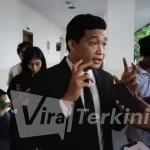 Ketua Bidang Advokasi dan Hukum IACN, Yohanes Masudede, memberikan keterangan kepada awak media di lokasi pelaporan dugaan pelanggaran perjalanan dinas luar negeri Direksi BPJS Kesehatan ke KPK, Jumat (5/6/2026). Foto: ist