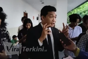 Ketua Bidang Advokasi dan Hukum IACN, Yohanes Masudede, memberikan keterangan kepada awak media di lokasi pelaporan dugaan pelanggaran perjalanan dinas luar negeri Direksi BPJS Kesehatan ke KPK, Jumat (5/6/2026). Foto: ist