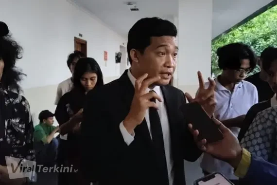 Ketua Bidang Advokasi dan Hukum IACN, Yohanes Masudede, memberikan keterangan kepada awak media di lokasi pelaporan dugaan pelanggaran perjalanan dinas luar negeri Direksi BPJS Kesehatan ke KPK, Jumat (5/6/2026). Foto: ist
