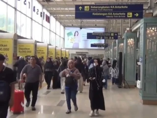 Arus Balik Memuncak, Pasar Senen Dipadati Penumpang