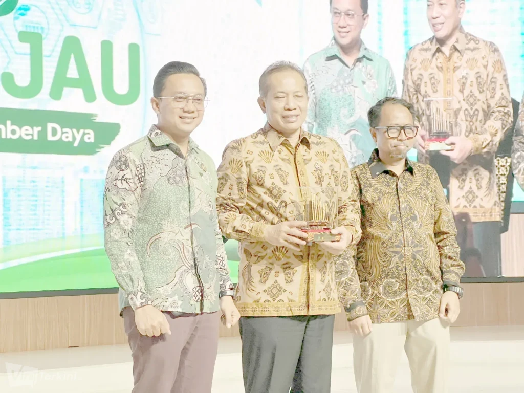 Foto 3 - Ferdian Agustiana(ketua pelaksana_injourney), Ferry Juliantono (Menkop RI_Ketum IKA Unpad, Yhodhisman Soratha (Sekjen IKA Unpad)