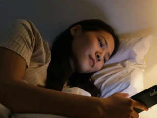 Cek Ponsel Pagi? Ini Delapan Ciri Psikologisnya