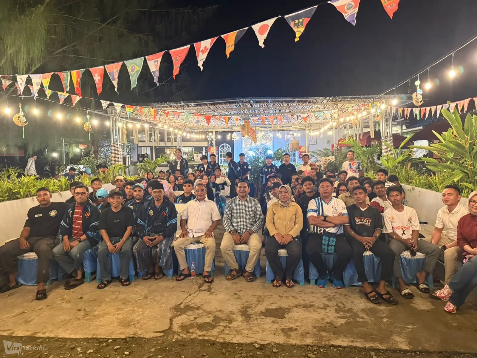 Wakil Bupati Halteng Ahlan Djumadil, bersama Kadispora dan kontingen atlet mengikuti acara ramah tamah serta evaluasi hasil Pekan Olahraga Provinsi (Porprov) Maluku Utara di Caffe Gobi, Weda, Senin (15/6/2026). Kegiatan ini dilakukan sebagai langkah strategis mematangkan persiapan menuju Pekan Olahraga Daerah (POPDA) di Pulau Morotai. Foto: ist