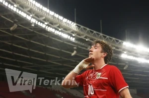 Ole Romeny merayakan gol kedua Indonesia ke gawang Oman (foto - Asdy Sesotya)