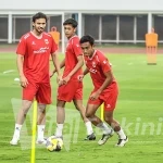 Rayhan Hannan (kanan) saat latihan Tim Nasional jelang FIFA Match Day melawan Oman (foto-Ady Sesotya)