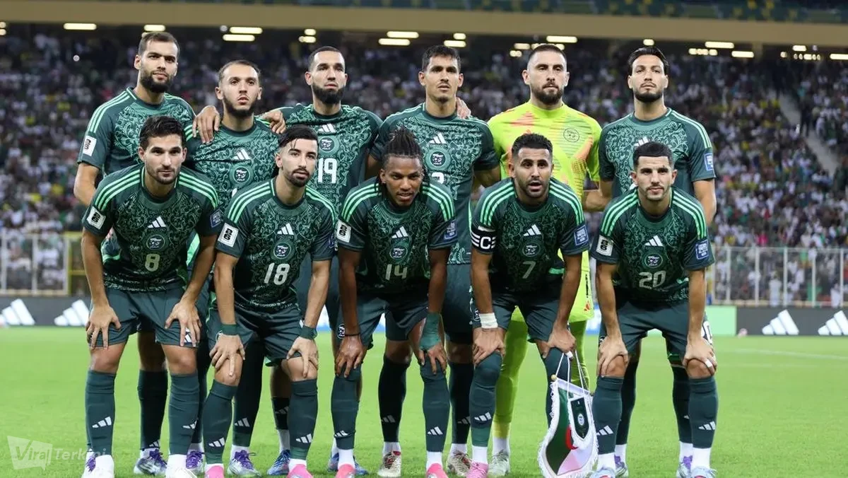 Skuad Aljazair yang diperkuat oleh perpaduan pemain liga lokal dan talenta diaspora berpose, siap berhadapan dengan Argentina dengan taktik disiplin ala Vladimir Petkovic. Kredit Foto: detikSport