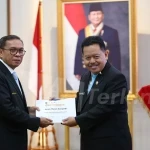 Bupati Halmahera Tengah Ikram Malan Sangadji (kiri) menerima sertifikat kelulusan KPPD Angkatan III 2026. Alumnus IPB ini terpilih menjadi salah satu peserta terbaik yang memaparkan inovasi sharing benefit hilirisasi nikel dan SPBE pada forum penutupan KPPD Kemendagri-Lemhannas RI. (Foto: Dok. Pemkab Halteng)