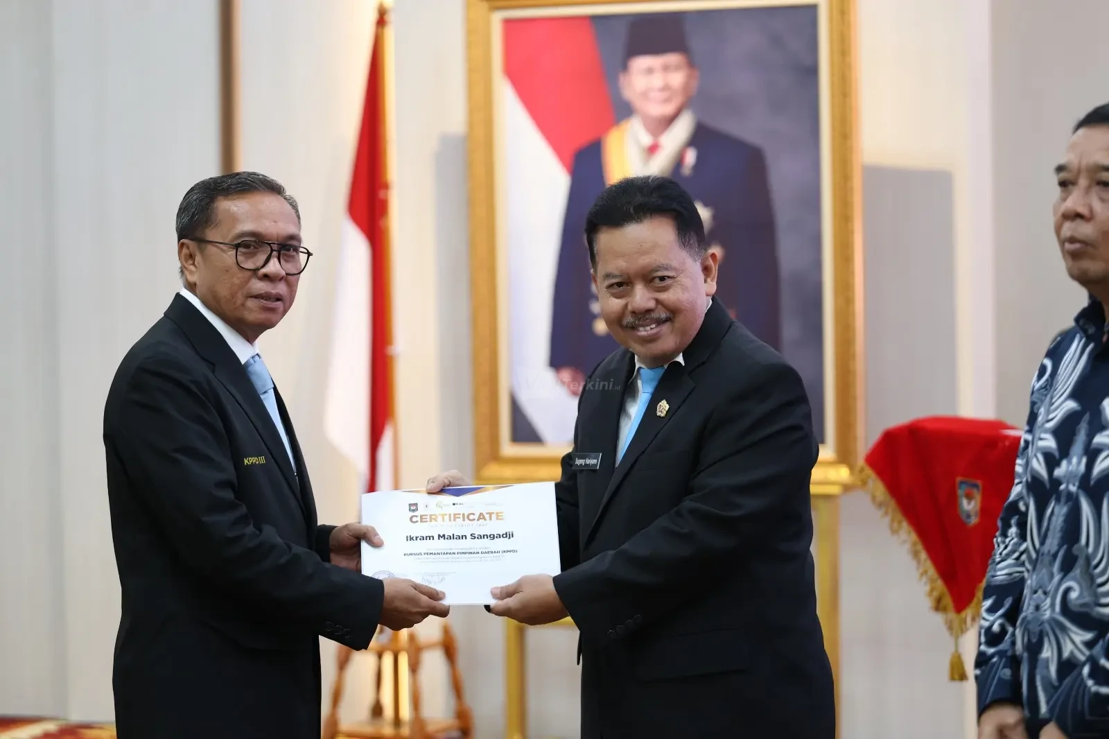 Bupati Halmahera Tengah Ikram Malan Sangadji (kiri) menerima sertifikat kelulusan KPPD Angkatan III 2026. Alumnus IPB ini terpilih menjadi salah satu peserta terbaik yang memaparkan inovasi sharing benefit hilirisasi nikel dan SPBE pada forum penutupan KPPD Kemendagri-Lemhannas RI. (Foto: Dok. Pemkab Halteng)