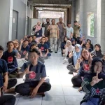 Suasana pelepasan 25 peserta beasiswa pelatihan bahasa asing "Halteng to Pare" Batch V di Weda, Halmahera Tengah, Maluku Utara. Pemkab Halteng membiayai penuh para peserta untuk menjalani pelatihan intensif di Kampung Inggris Pare, Kediri, Jawa Timur. (Foto: Dok. PKBM Were Mandiri)
