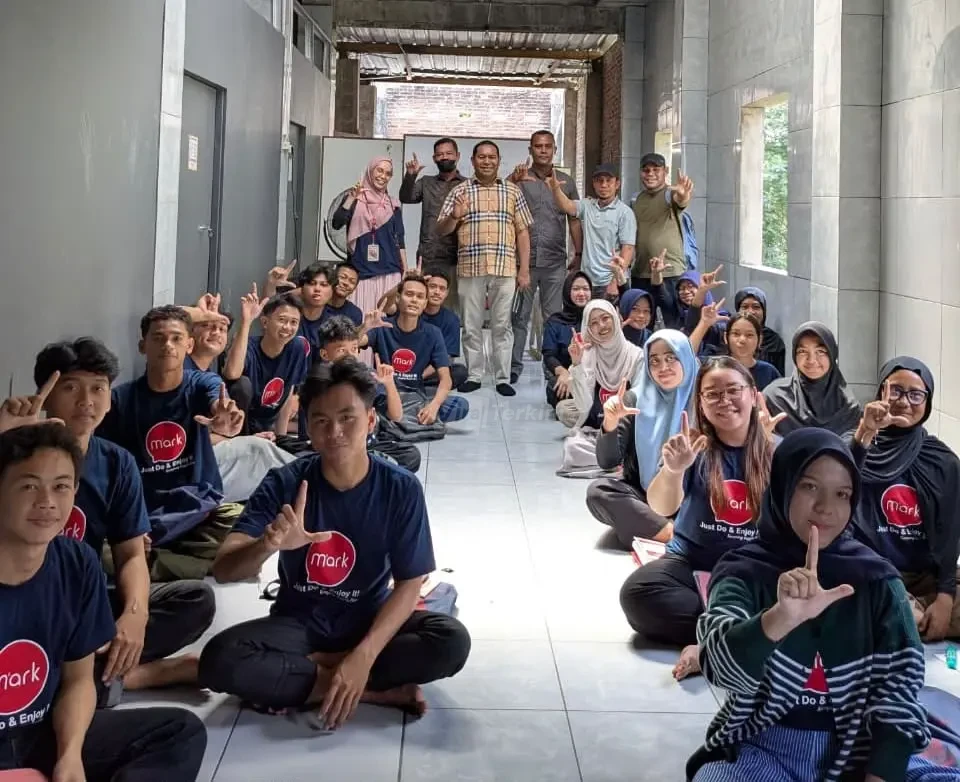 Suasana pelepasan 25 peserta beasiswa pelatihan bahasa asing "Halteng to Pare" Batch V di Weda, Halmahera Tengah, Maluku Utara. Pemkab Halteng membiayai penuh para peserta untuk menjalani pelatihan intensif di Kampung Inggris Pare, Kediri, Jawa Timur. (Foto: Dok. PKBM Were Mandiri)