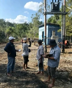 Tim gabungan Pemkab Halmahera Tengah melakukan verifikasi dan pemetaan teknis instalasi pengolahan air bersih serta kelistrikan di Kecamatan Pulau Gebe sebagai langkah percepatan penanganan krisis air bersih. (Dok. Dinas Perkimtan Halteng)
