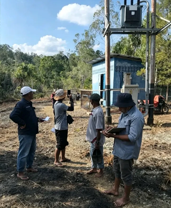 Tim gabungan Pemkab Halmahera Tengah melakukan verifikasi dan pemetaan teknis instalasi pengolahan air bersih serta kelistrikan di Kecamatan Pulau Gebe sebagai langkah percepatan penanganan krisis air bersih. (Dok. Dinas Perkimtan Halteng)