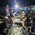 Para peserta fokus menghadapi papan catur pada turnamen catur sehari yang diadakan oleh Percasi Halteng di Taman Kota Weda, Halmahera Tengah. Ajang ini menjadi pemanasan jelang lomba 17 Agustus 2026 dan persiapan menuju Kejurprov Maluku Utara. (Kredit Foto: Percasi Halteng/Istimewa)