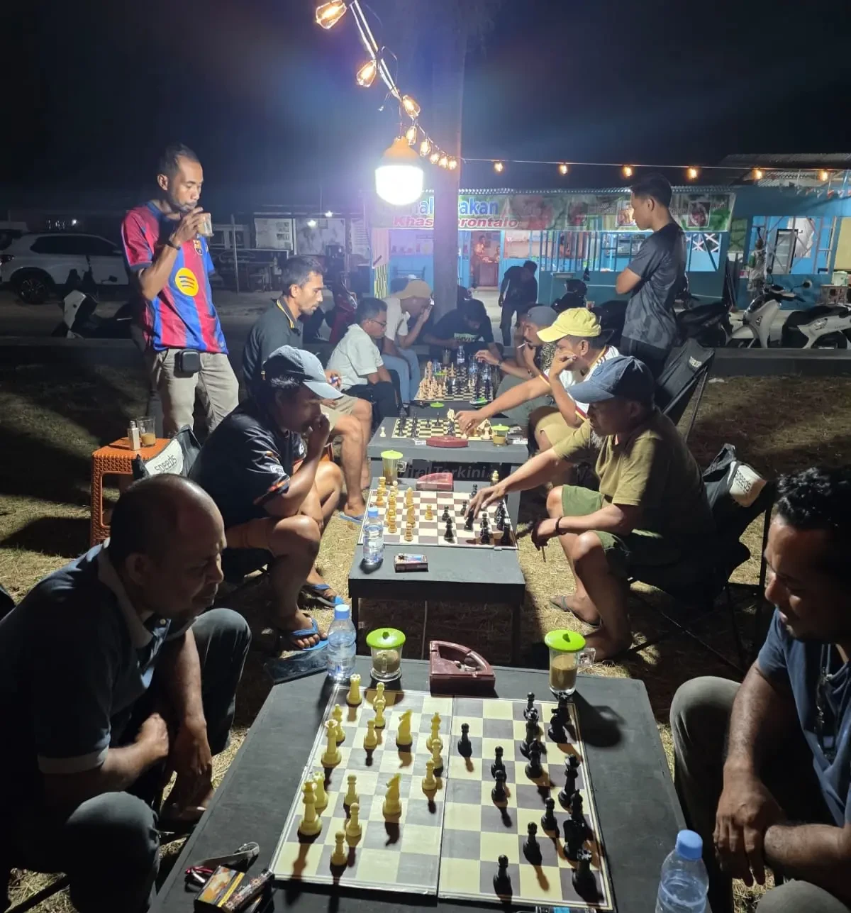 Para peserta fokus menghadapi papan catur pada turnamen catur sehari yang diadakan oleh Percasi Halteng di Taman Kota Weda, Halmahera Tengah. Ajang ini menjadi pemanasan jelang lomba 17 Agustus 2026 dan persiapan menuju Kejurprov Maluku Utara. (Kredit Foto: Percasi Halteng/Istimewa)