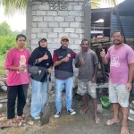 Koordinator Irine Center Halmahera Tengah, Andri Esau (tengah), berfoto bersama warga penerima manfaat saat meninjau langsung penanganan dan pemugaran Rumah Layak Huni (RLH) di Halmahera Tengah, Maluku Utara. (Foto: Dok. Irene Center)