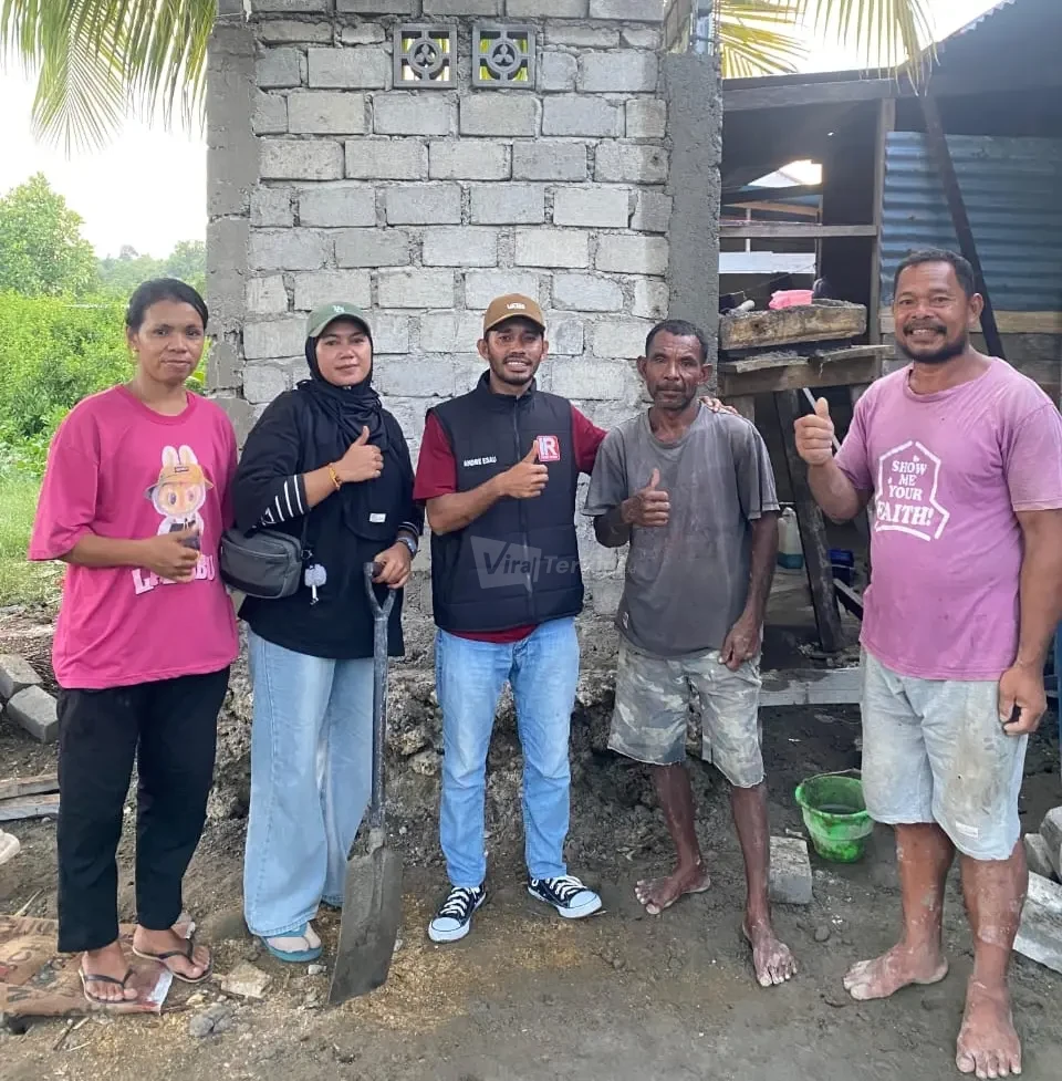 Koordinator Irine Center Halmahera Tengah, Andri Esau (tengah), berfoto bersama warga penerima manfaat saat meninjau langsung penanganan dan pemugaran Rumah Layak Huni (RLH) di Halmahera Tengah, Maluku Utara. (Foto: Dok. Irene Center)