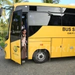 Pelajar menumpangi armada bus sekolah gratis bantuan dari PT Indonesia Weda Bay Industrial Park (IWIP) dan PT Weda Bay Nickel (WBN) saat tiba di sekolah. Program ini resmi diluncurkan guna mempermudah akses transportasi dan mengatasi keterlambatan siswa di wilayah Halmahera Tengah dan Halmahera Timur, Maluku Utara, Sabtu (11/7/2026). Foto: Dok. IWIP