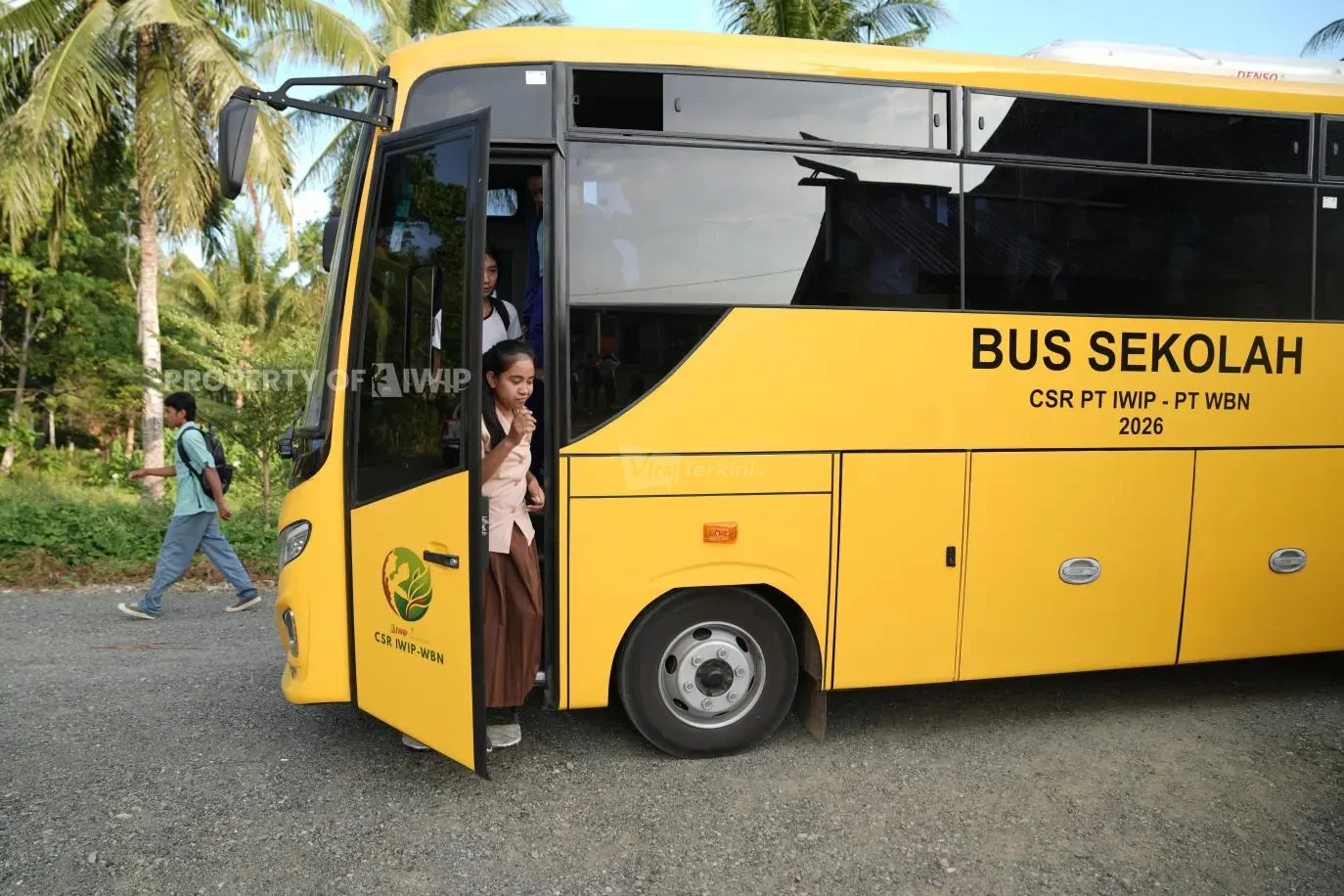 Pelajar menumpangi armada bus sekolah gratis bantuan dari PT Indonesia Weda Bay Industrial Park (IWIP) dan PT Weda Bay Nickel (WBN) saat tiba di sekolah. Program ini resmi diluncurkan guna mempermudah akses transportasi dan mengatasi keterlambatan siswa di wilayah Halmahera Tengah dan Halmahera Timur, Maluku Utara, Sabtu (11/7/2026). Foto: Dok. IWIP