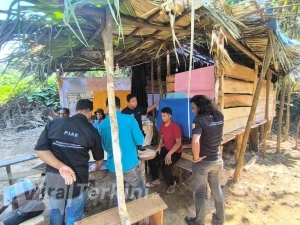 Suasana perekaman KTP-el bagi warga Suku Togutil oleh tim teknis Dukcapil Halmahera Tengah di pedalaman Desa Akejira, 2/7/2026 (Foto: Dok. Dukcapil Halteng)