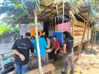 Menembus Pedalaman Halmahera, Dukcapil Rekam KTP-el Warga Suku Togutil di Akejira