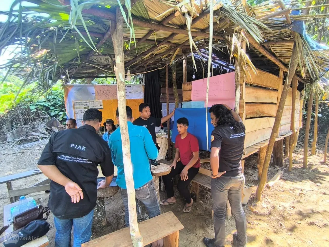 Suasana perekaman KTP-el bagi warga Suku Togutil oleh tim teknis Dukcapil Halmahera Tengah di pedalaman Desa Akejira, 2/7/2026 (Foto: Dok. Dukcapil Halteng)