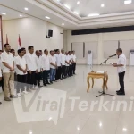 Bupati Halmahera Tengah, Dr. Ir. Ikram M. Sangadji, M.Si (IMS), saat membacakan naskah pelantikan pengurus DPD Gapeksindo Halteng di aula Kantor Bupati, Rabu (8/7). Foto: ist