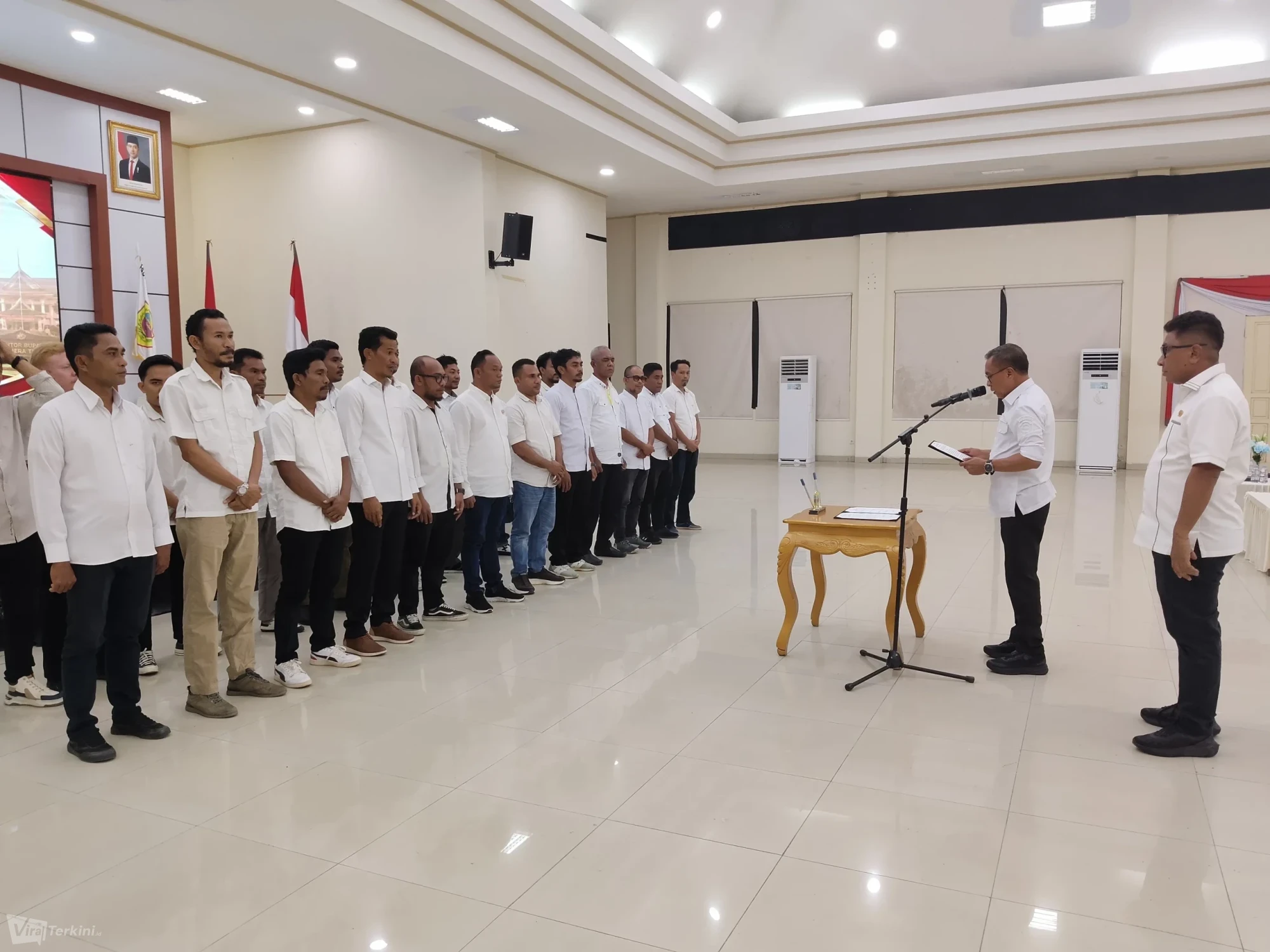 Bupati Halmahera Tengah, Dr. Ir. Ikram M. Sangadji, M.Si (IMS), saat membacakan naskah pelantikan pengurus DPD Gapeksindo Halteng di aula Kantor Bupati, Rabu (8/7). Foto: ist