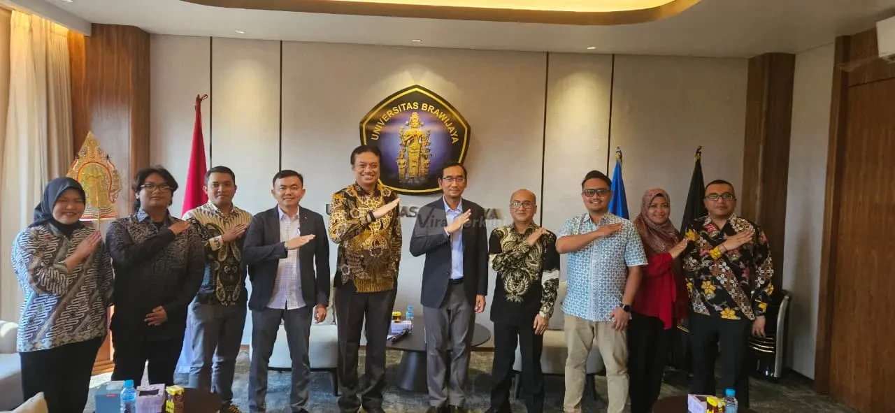 Jajaran pimpinan Universitas Brawijaya, perwakilan Satgas Percepatan Hilirisasi Kementerian ESDM, dan tim PT CNGR Advanced Material berfoto bersama dalam rangkaian penjajakan kerja sama tripartit di kampus UB, Malang. Sinergi ini ditargetkan untuk memperkuat hilirisasi mineral nasional melalui pengembangan teknologi material maju dan penyiapan SDM unggul. (FOTO: Dok. Universitas Brawijaya)