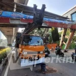 Truk Angkut Alat Berat Tersangkut JPO Tendean, Sopir Mengaku Fokus Melihat Peta Digital