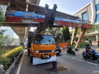 Truk Angkut Alat Berat Tersangkut JPO Tendean, Sopir Mengaku Fokus Melihat Peta Digital