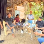 Petugas Bidang Pengelolaan Informasi Administrasi Kependudukan (PIAK) Dukcapil Halmahera Tengah terlihat sibuk mengoperasikan laptop dan peralatan pendukung di pos pelayanan lapangan di KM 30 Akejira. Dalam kegiatan ini, petugas berhasil menyelesaikan perekaman dan penerbitan langsung sejumlah dokumen penting bagi warga Suku Tobelo Dalam (O Hongana Manyawa). Foto: Dok. Dukcapil Halteng