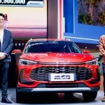 [Ki-Ka] Leo Liu Senior Product Director SAIC Motors dan Eko Fachruroji Head of Product MG Motor Indonesia dengan MG ZS Hybrid+