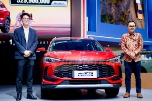 [Ki-Ka] Leo Liu Senior Product Director SAIC Motors dan Eko Fachruroji Head of Product MG Motor Indonesia dengan MG ZS Hybrid+