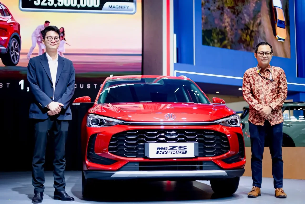 [Ki-Ka] Leo Liu Senior Product Director SAIC Motors dan Eko Fachruroji Head of Product MG Motor Indonesia dengan MG ZS Hybrid+