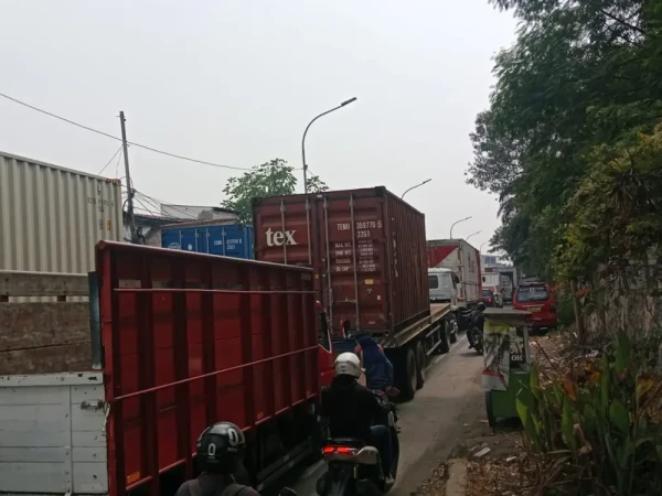 Truk Kontainer Sebabkan Kemacetan Parah di Cakung-Cilincing
