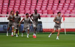 Official Training Aston Villa_Foto Viralterkini (2)